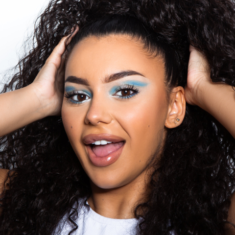fille-modèle-cheveux_brune-maquillage
