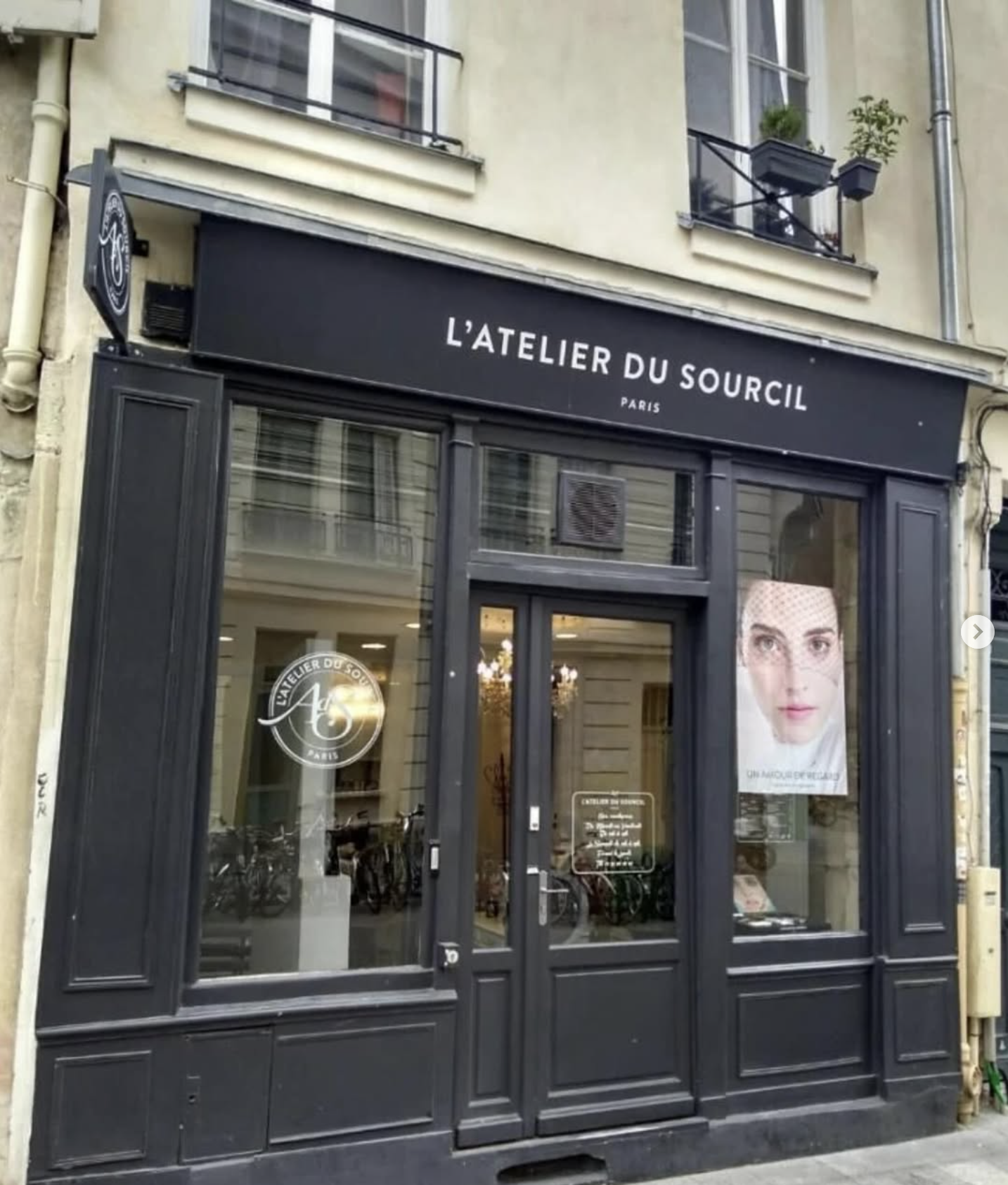 Façade de l’institut L’Atelier du Sourcil à Paris, vue depuis la rue, avec enseigne noire et grande vitrine.